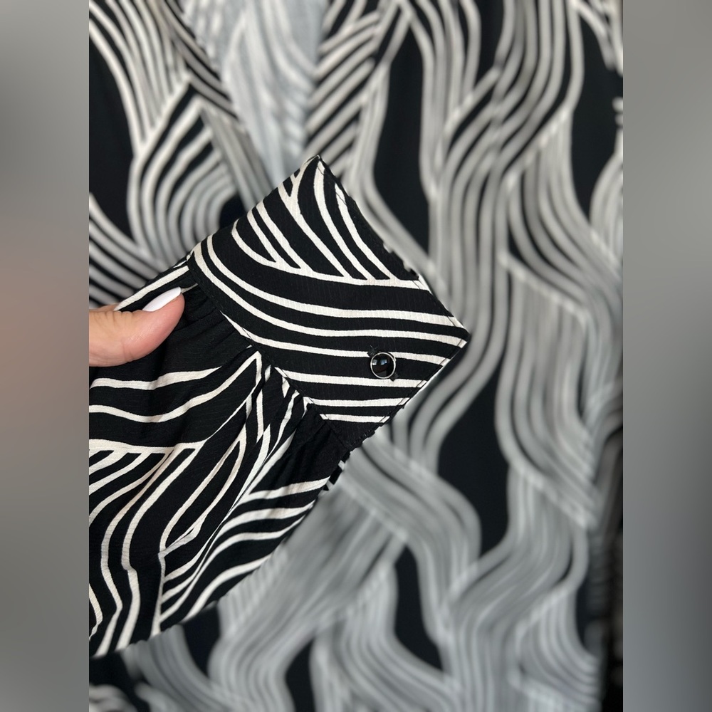 π€ EUC ANN TAYLOR FACTORY Black & White Wavy Line V-Neck Blouse | Womenβs Size XS - Picture 2 of 8